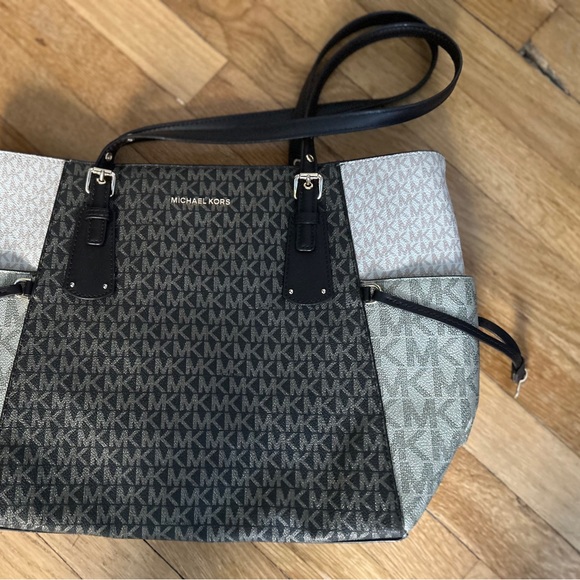 Michael Kors Voyager East West Tote. Color block, like new. Gold tone hardware. - Picture 2 of 6